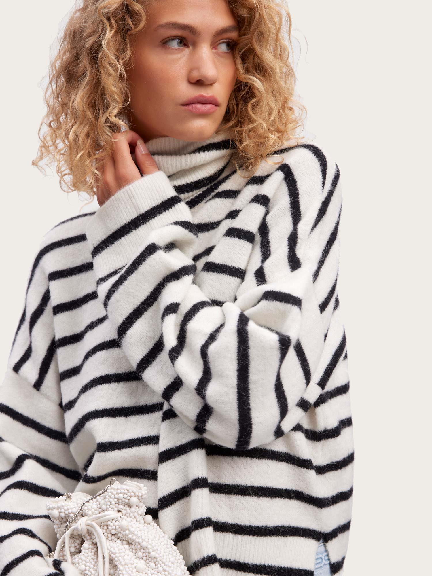 Alpha Rollneck Striped - Ivory Black Striped